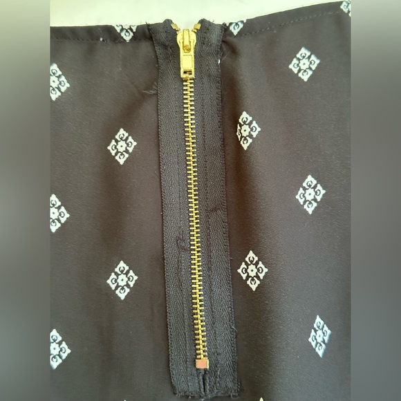 Pink Rose Black & White Cap Sleeves. Light Summer Blouse   SZ M - Picture 3 of 10